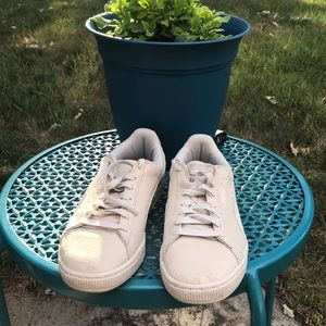 Women’s classic Cream suede in size 9.
